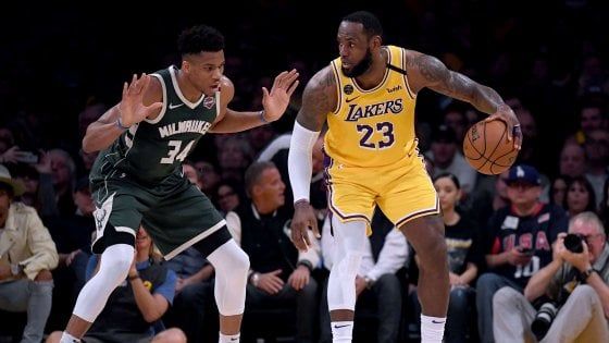 Basket Nba: LeBron James batte Antetokounmpo, Lakers ai playoff dopo sette anni