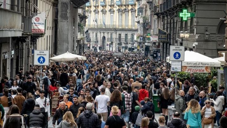 Pasqua a Napoli, prove generali con la città già piena di turisti e ambulanti