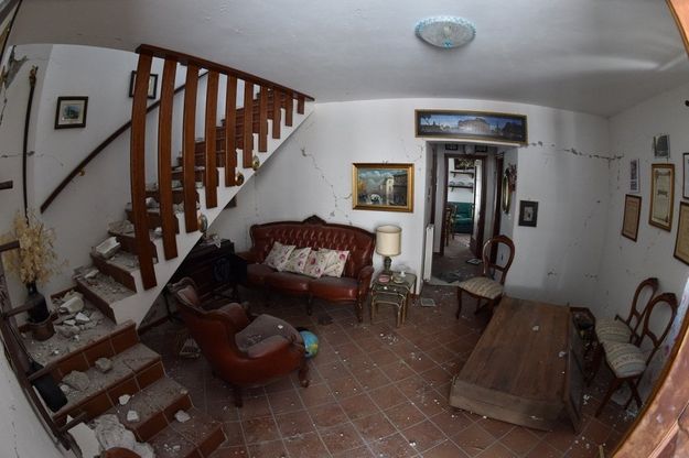 Terremoto, il salone, il soggiorno, la camera da letto. Gli interni delle case distrutte