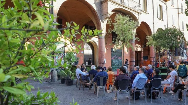 Piazza Verdi, manifestazioni FdI e collettivi. Residenti e Comune: “Rinunciate”. E la destra non va