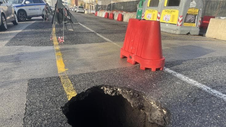 Napoli, si apre voragine in via Caravaggio: strada chiusa al traffico, deviate le linee bus
