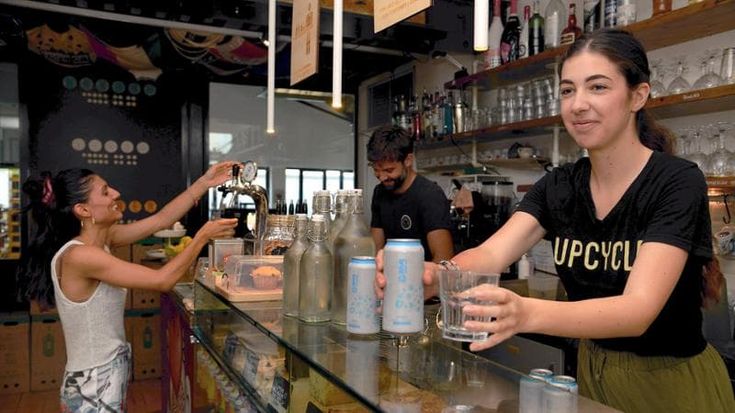 Al bar o nel carrello la città plastic free contagia il commercio. E grazie al riciclo i rifiuti calano del 10%