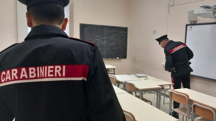 Liceo Righi, nuovo blitz con gli estintori: scuola chiusa per tre giorni e il preside denuncia