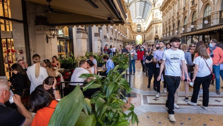 A Milano camerieri introvabili: "Vengono ai colloqui ma poi non si presentano, così dobbiamo tornare al giorno di chiusura"