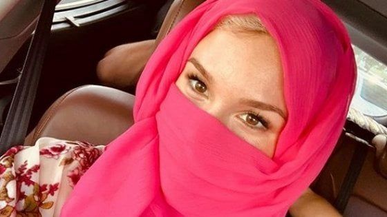 Joss Stone espulsa dall'Iran: "Fermati in aeroporto e poi mandati via"