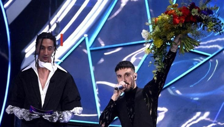 Sanremo, i cantanti in gara presentano i loro colleghi. L'ironia sui social: "Sembra l'autogestione"
