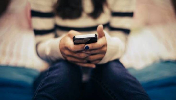 "Quella ragazza è come l’Ebola, deve suicidarsi". Alle scuole medie l'odio del branco corre in chat