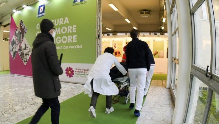 Mostra d'Oltremare, anziano cardiopatico si sente male prima del vaccino e muore in ospedale