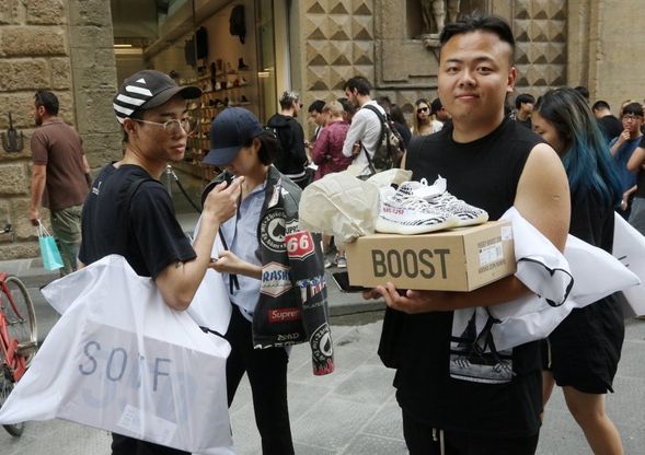 Firenze, mega coda in via Tornabuoni per le sneakers