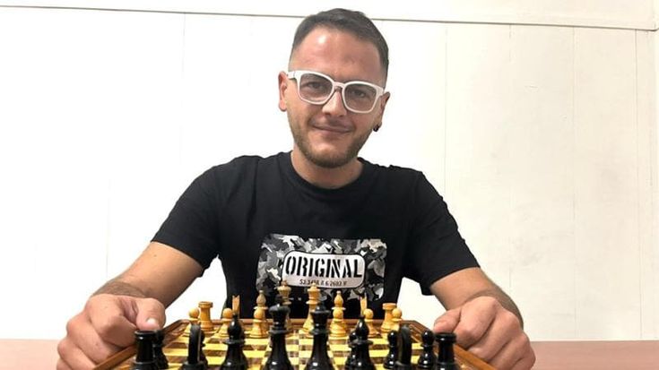 Sliding doors di Andrea, una partita a scacchi gli dà un tetto e il lavoro