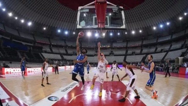 Basket, Virtus Roma appesa a un filo: rischia l'esclusione dal campionato per 35 mila euro