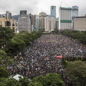 Hong Kong, migliaia in piazza a chiedere democrazia