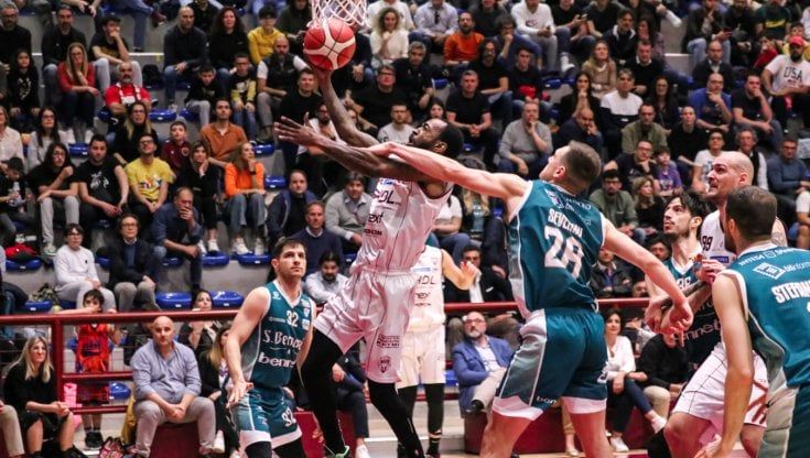 Basket, il miracolo sportivo del Nardò: con un parziale record strapazza la titolatissima Cantù e può giocarsi la A1