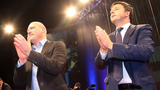 Renzi a Bologna: "Sono a casa, domenica cerchiamo di vincere". Assaltata sede Pd