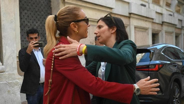 Schlein abbraccia Salis, “Andiamo avanti uniti”. E la sindaca: collaboriamo