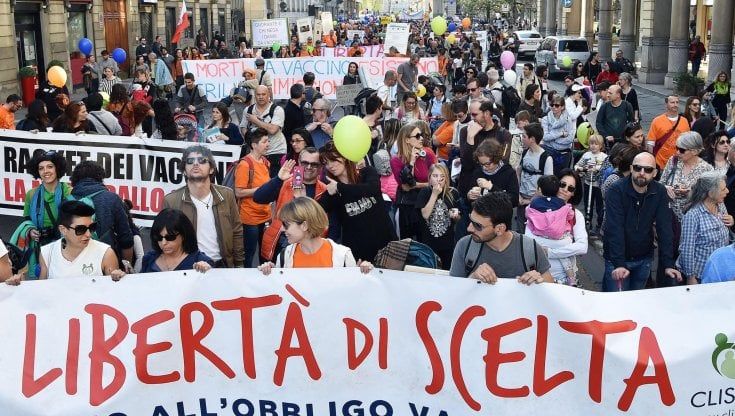 No Vax, il cronista di Repubblica aggredito: "Mi ha detto: sei un giornalista? Ti taglio la gola". Poi la pioggia di pugni