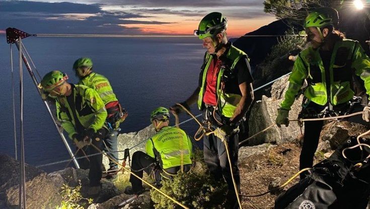 Tacchi alti e ciabatte alle Cinque Terre, l’allarme del Soccorso Alpino: “In troppi impreparati sui sentieri”