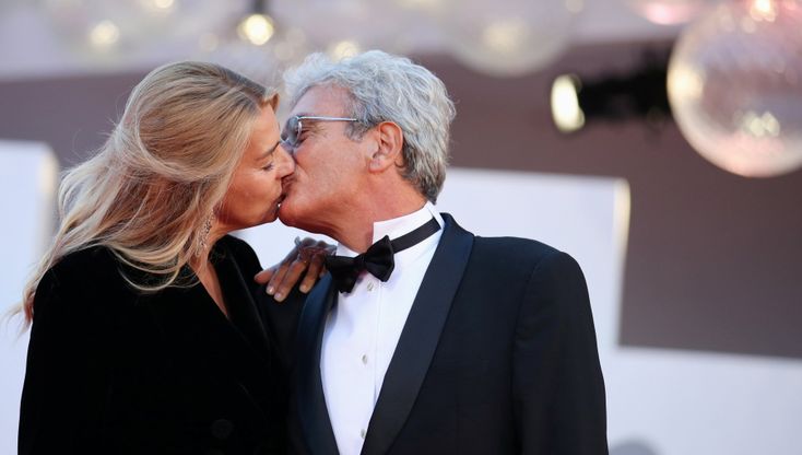 Venezia 78, baci e medaglie sul red carpet per il film di Mario Martone