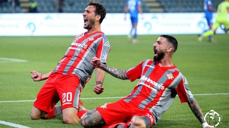 Serie B, Cremonese in finale: 4-1 al Catanzaro. La sfida con il Venezia vale la promozione