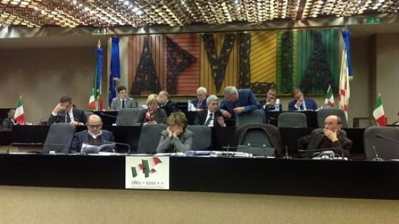 Legge elettorale, bocciata parit&agrave; di genere. Vendola: "Retromarcia cavernicola". Emiliano: "Donne Pd capolista"