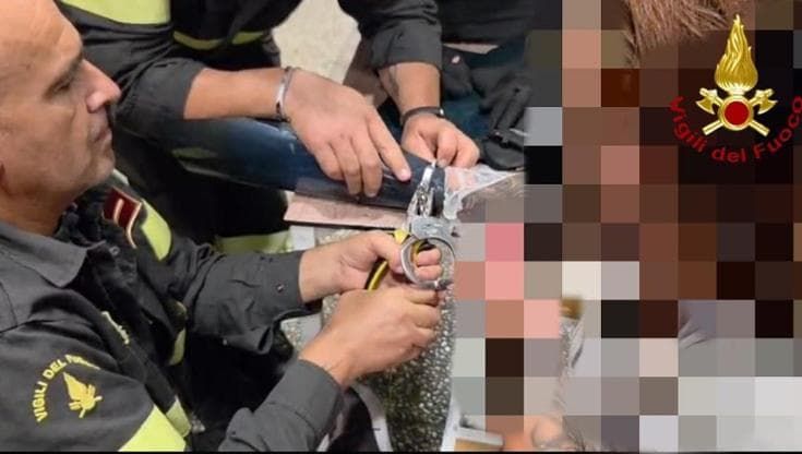 Manette si incastrano, malore per una donna dopo l'arresto su A16