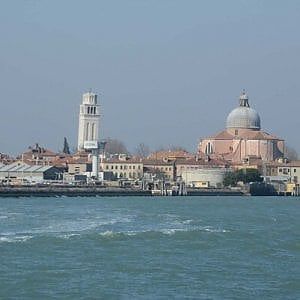 Venezia, si rovescia barca con 19 persone: tutti in salvo