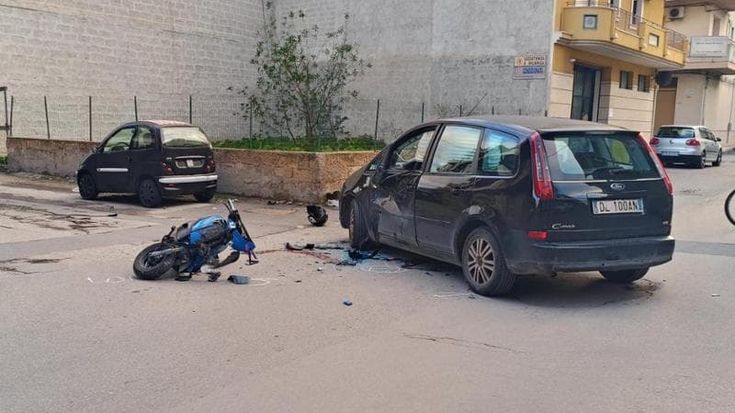 Scappano all’alt della polizia e si schiantano contro un’auto: gravi due ragazzi a Vittoria