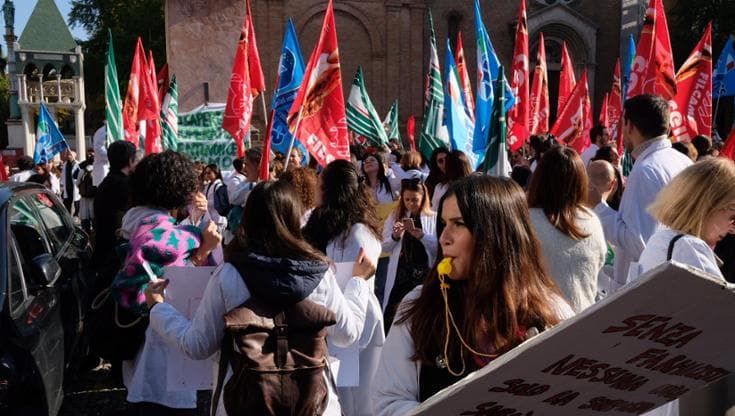 “Neoassunti a 1.400 euro al mese”. La protesta dei farmacisti a Bologna sul rinnovo del contratto