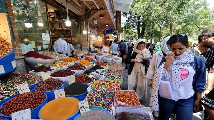 Inflazione e crisi in Iran: il calo del rial minaccia il potere di Khamenei