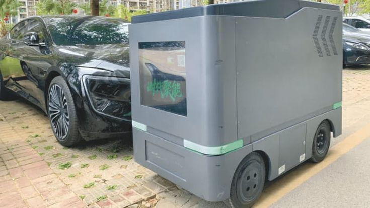 Auto elettrica, arriva il robot-colonnina che “insegue” la vettura per ricaricarla. Come funziona