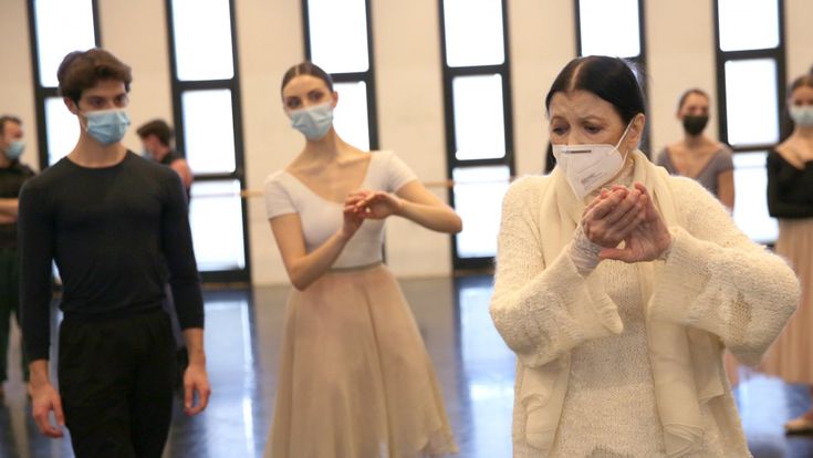 A lezione da Carla Fracci: "Ma ormai per insegnare alla Scala è troppo tardi"
