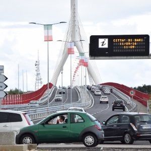 Bari, tamponamento sul ponte dell'Asse nord-sud: anche una bambina fra i tre feriti
