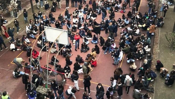 Gli studenti del Berchet occupano il liceo e raccolgono oltre 700 firme: "Seguire lezioni in Dad da inizio della quarantena"