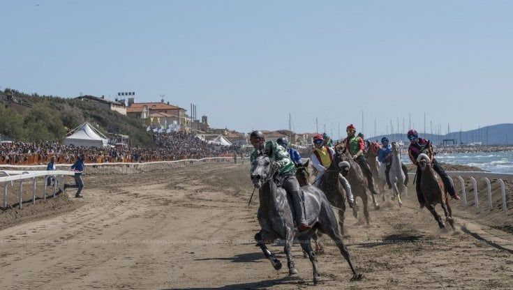 Bibbona, i Comuni della Costa degli Etruschi si sfidano nel Palio di cavalli sulla spiaggia
