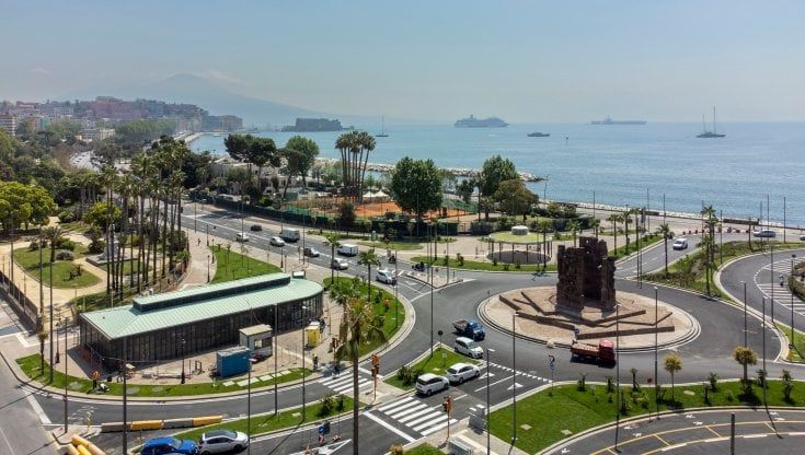 Giro d'Italia a Napoli, via il cantiere in piazza della Repubblica: ecco aiuole e nuove corsie