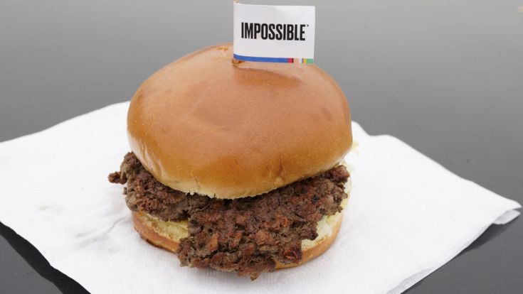 Hamburger, pollo e polpette a tavola arriva la carne finta