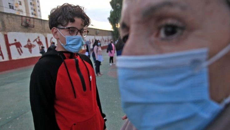 Covid, lo psichiatra: "Chi nega l'esistenza del virus lo fa per paura"