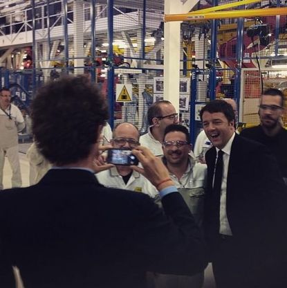 Fca, Renzi a Melfi: Elkann scatta la foto con gli operai