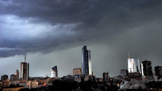 Milano sotto i temporali: scatta l'allerta arancione per il week end, monitorati Seveso e Lambro