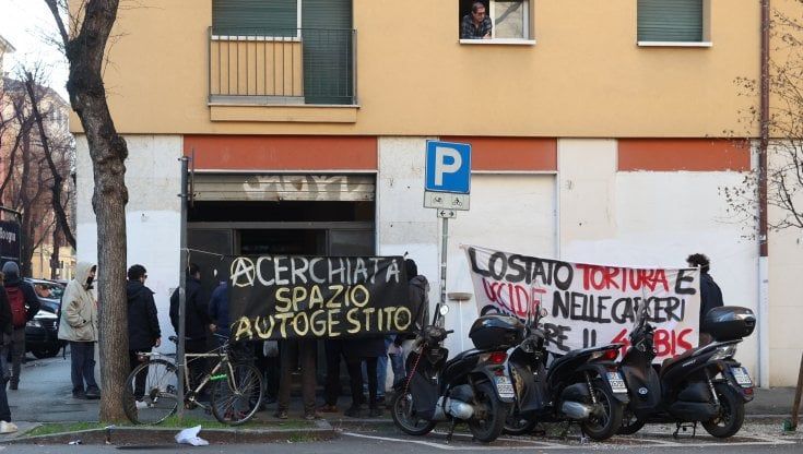 Bologna, gli anarchici e i collettivi occupano un locale in via Zampieri