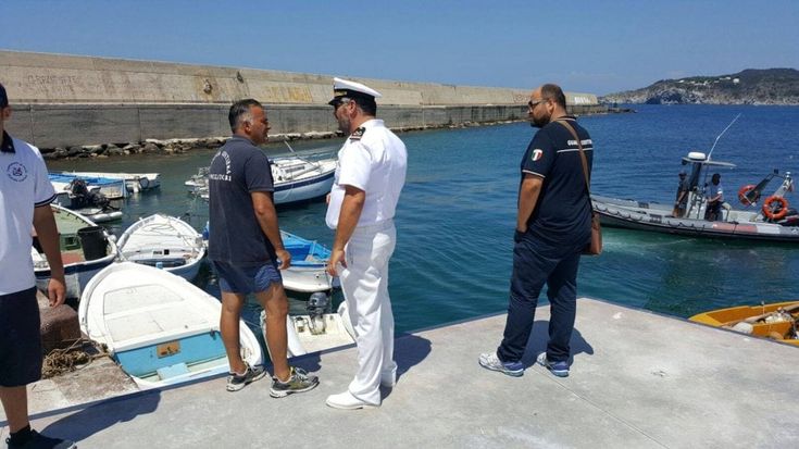 Venti barche abusive nel porto di Forio d'Ischia, blitz della Guardia costiera