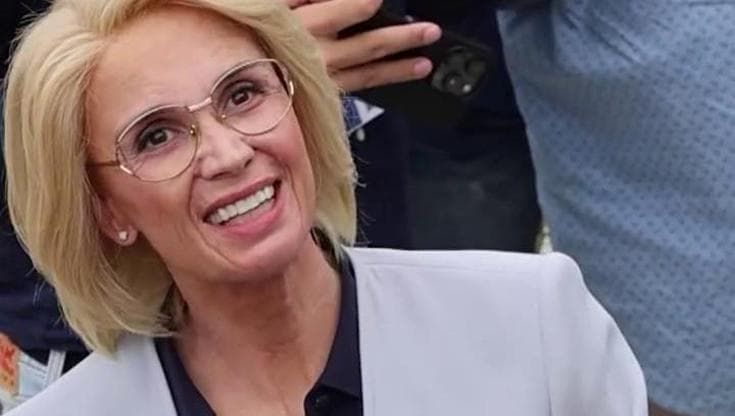Venezia, Fanelli irriconoscibile al Lido: l'attrice "invecchiata" per la nuova serie tv