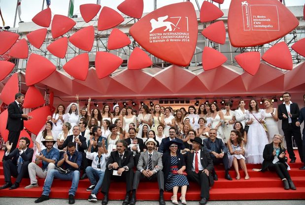 Venezia 71, "Io sto con la sposa": foto di gruppo con velo per una storia di disobbedienza civile