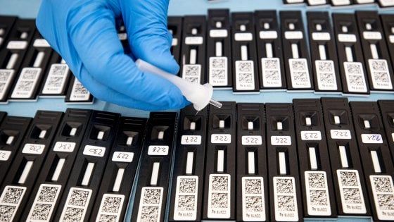 Coronavirus, in Campania continua l'impennata, si sfiorano i 400 casi e c'è un morto