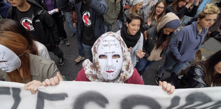 Corteo Usb e studenti, un presidio ritarda l'uscita dei mezzi pubblici