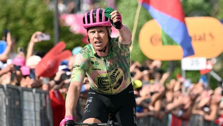 Giro, è sempre Danimarca: ad Andalo vince Valgren, terzo Caruso. Vingegaard senza problemi
