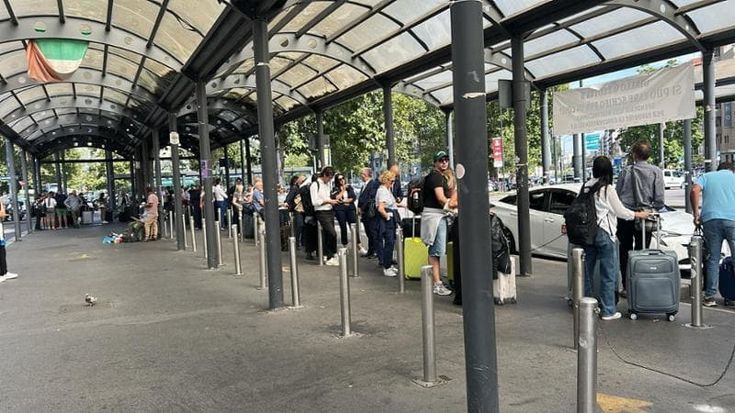Taxi a Milano, le licenze sono ferme per le verifiche più lunghe: “Ma servono entro l’anno”