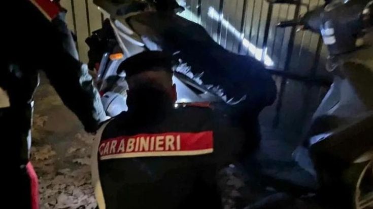 Il ladro in fuga non sa guidare il motorino e finisce in un prato: scattano le manette