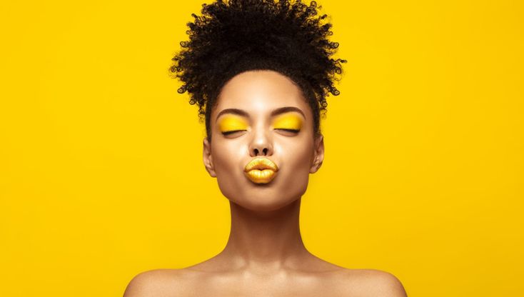 Dal limone al fluo, il make up è giallo