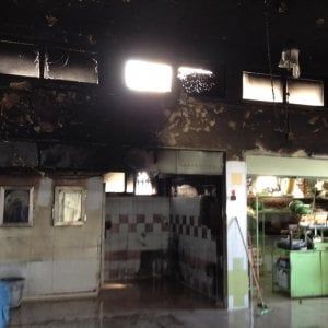 Bari, attentato incendiario: distrutti sette box del mercato coperto di Santo Spirito